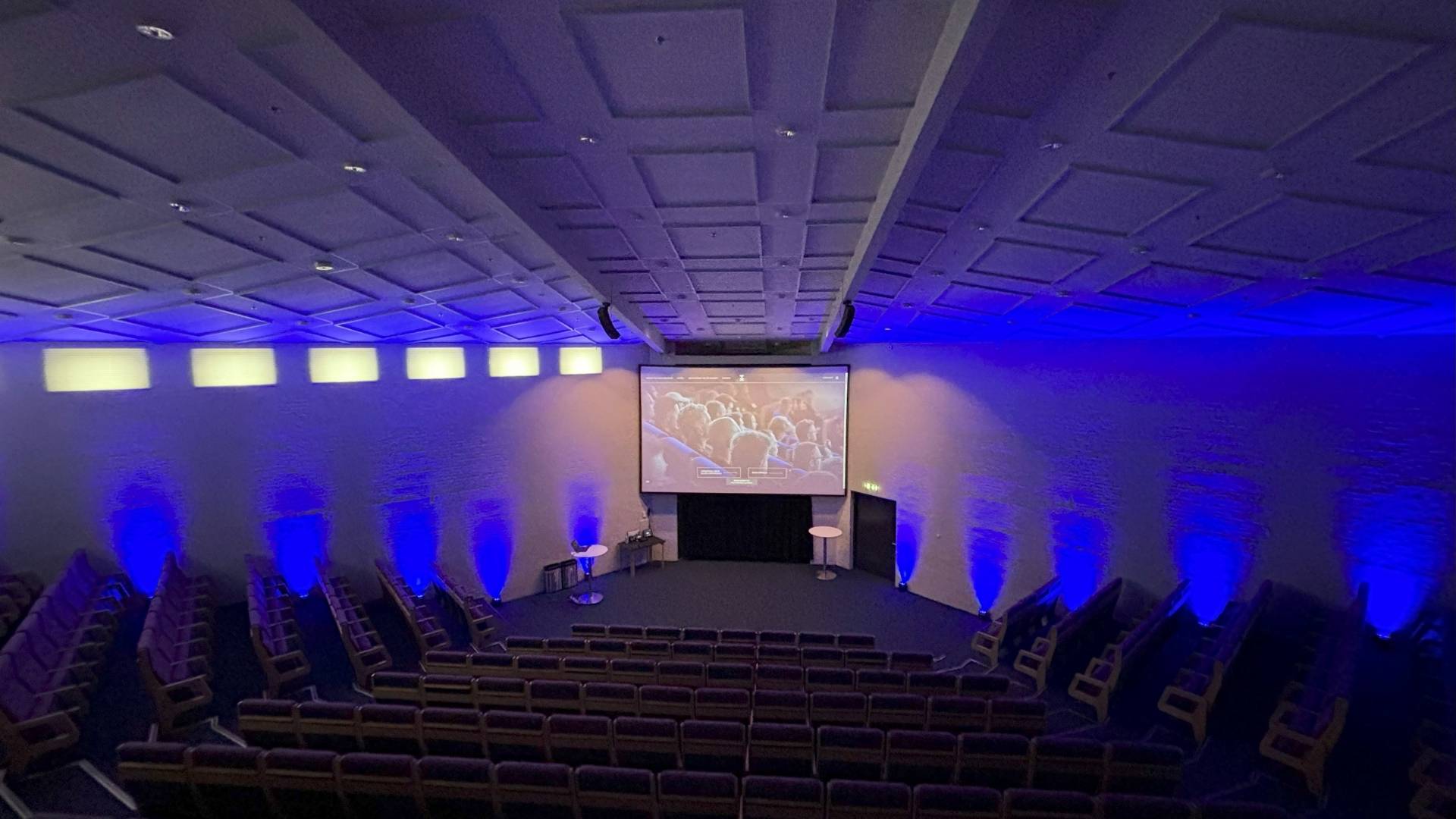 Auditoriet med blå uplights